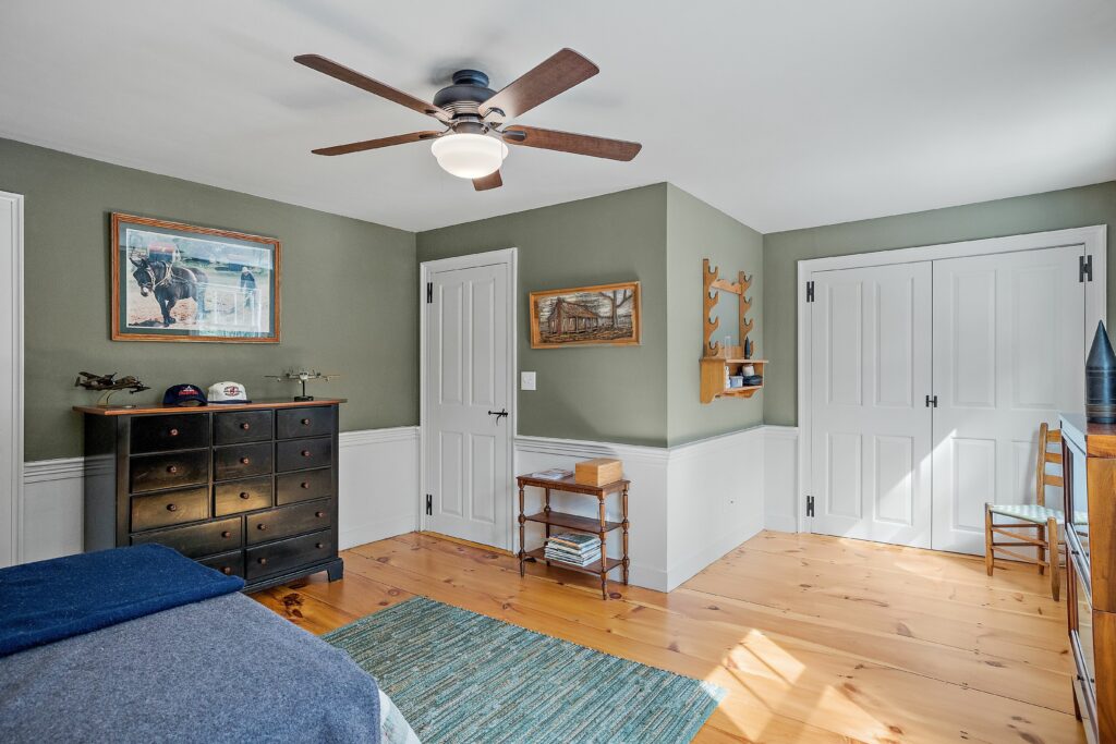 Comfortable room with wooden furniture and a ceiling fan